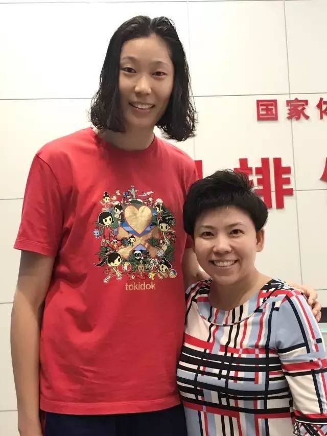 原创1米55邓亚萍采访2米巨人朱婷!大魔王仅到大婷胸部 仍自信大笑