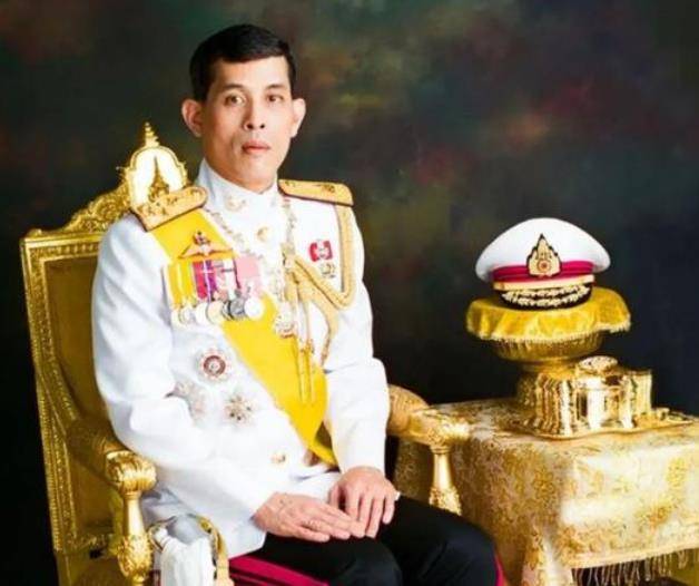 67岁泰王满头银发,出席活动王后全程搀扶,差点摔倒吓坏群臣