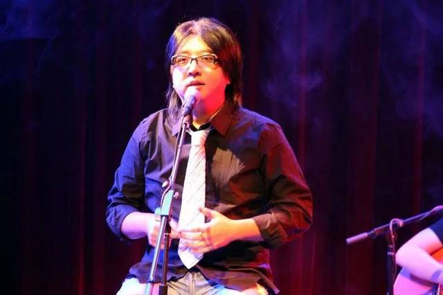 听袁惟仁弹吉他