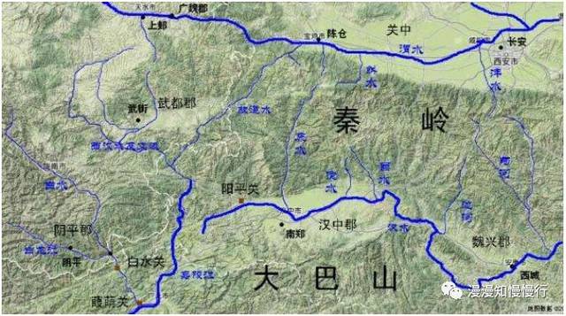 汉中盆地北依秦岭,南频巴山,是秦岭与大巴山之间的断陷盆地.