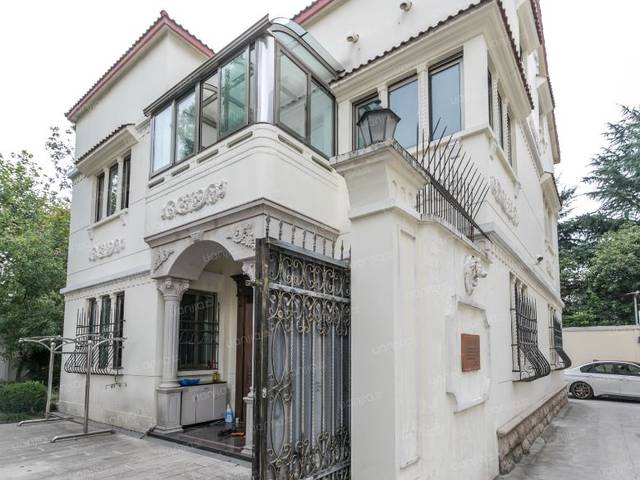 长什么样 本次链家挂出的这套房源 从外观上看是良友别墅中的1号建筑