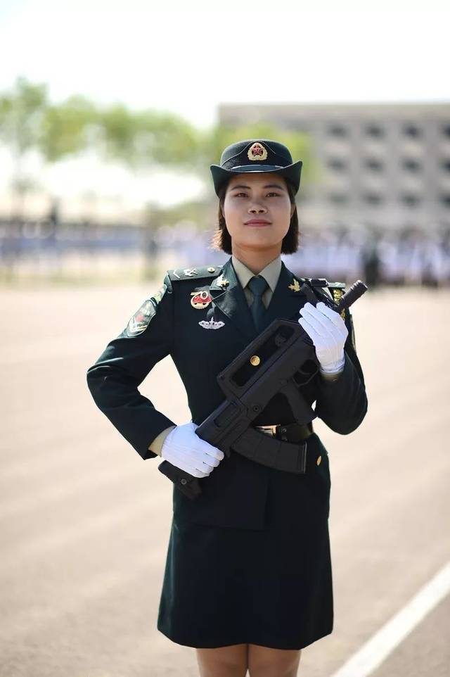 海军浪花白,空军天空蓝,火箭军藏青黄,武警橄榄绿 ,中国女兵身着春秋