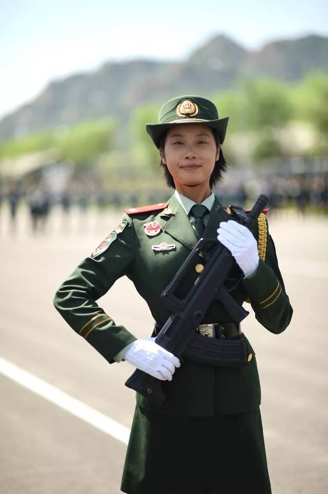 绽放阅兵场的铿锵玫瑰 --女兵方队代表亲身讲