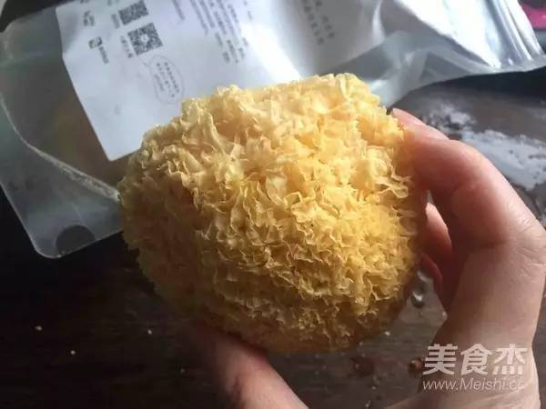 轻度霉的银耳应经晾晒并除去发霉部分,仍可食用;严重发霉变质的,不宜