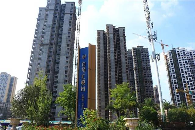 阳光·半山府邸位于嘉陵区长途客运站旁,由高层和多层组成.