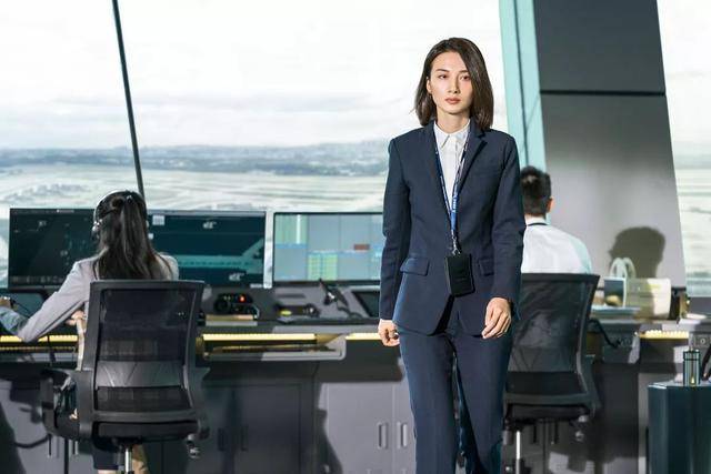 冯文娟,《中国机长》塔台管制室走路生风气质迷人的带班主任,在《建军