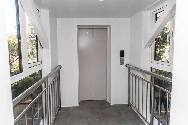 西南二社区电梯项目自9月2日启动施工以来,由于选择了 错半层入户的
