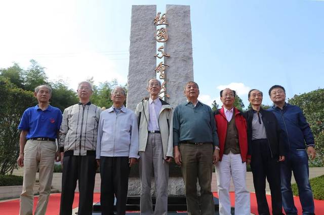 中国科学院院士贺贤土,"两弹一星"元勋于敏之子于辛等老基地代表,在