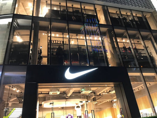 江汉路100华中最大nike旗舰店开幕,为了一双鞋,他们真拼!