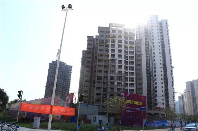 阳光·半山府邸位于嘉陵区长途客运站旁,由高层和多层组成.