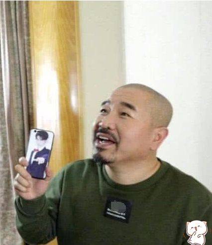 有一种神仙缘分叫王源刘能,两人手机壳全是对方照片,太有趣了