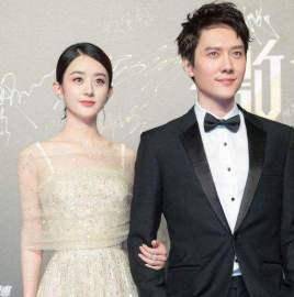 冯绍峰机场和赵丽颖相依偎着走,俩人看着一样