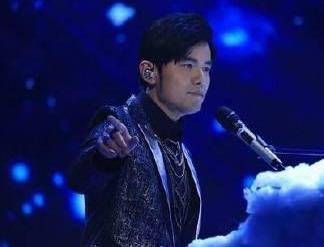 冯绍峰机场和赵丽颖相依偎着走,俩人看着一样