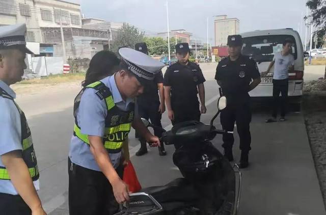 行动由局党委副书记林春家做总指挥,交警大队长李进雄,教导员郭乃森