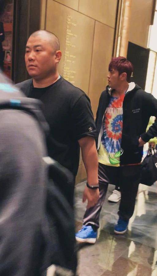 冯绍峰机场和赵丽颖相依偎着走,俩人看着一样