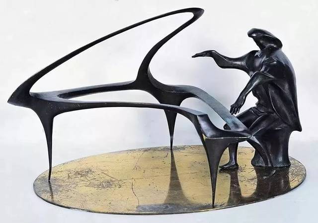 钢琴 梁明诚 雕塑 45×68×54厘米 1990年 广东美术馆藏