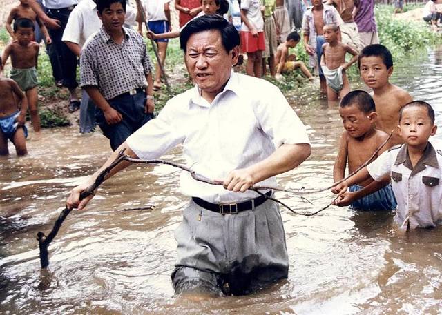 王明义:艰辛求学路 难忘母校情