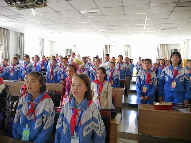巴里坤县第学举行第四次少先队员 暨学校少工委成立仪式