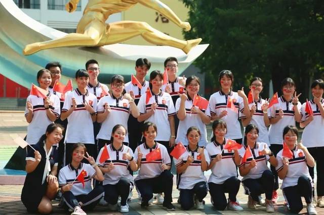 又还有黑白红三色一套 男女两款,分外醒目 广东仲元中学是一所 公立