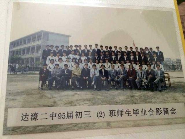 珠浦村的老英歌队员 提供者:不详 90年代末,达濠第二中学编辑部师生