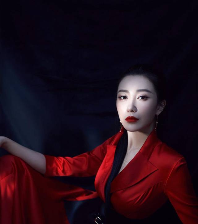 章子怡嫂子殷旭最新封面大片曝光,一身中国红