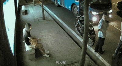 众所周知,徐冰的《蜻蜓之眼》从海量的监控以及自拍视频中采集素材而