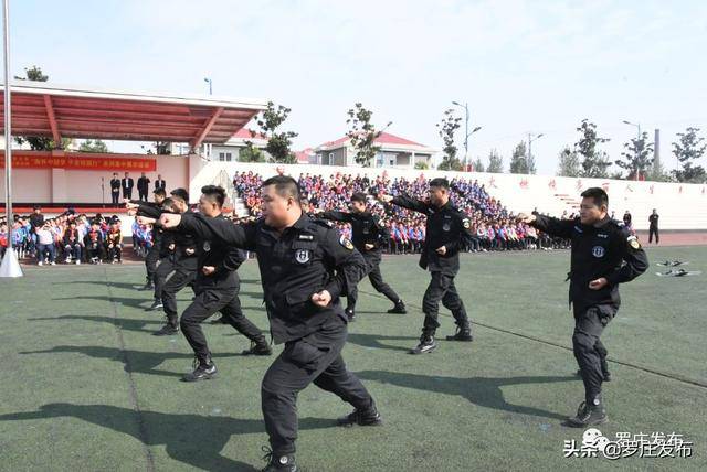 特警们进行了盾牌操和擒敌拳表演 直穿云霄 劈,扫,挑,砸 娴熟精妙的