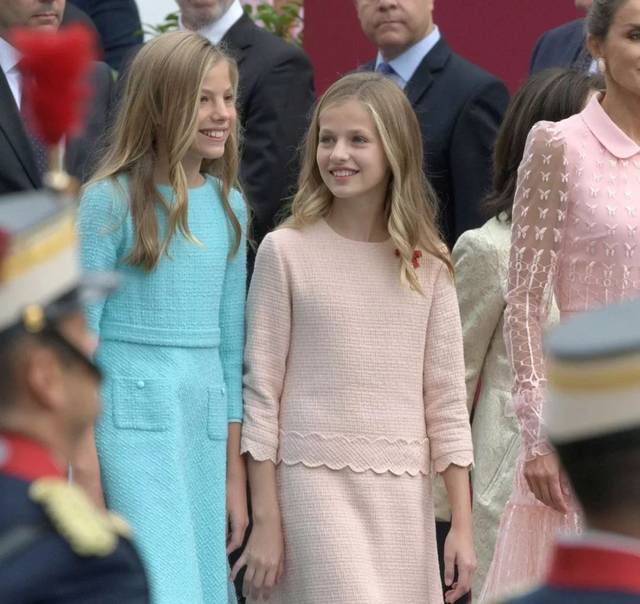 14岁西班牙美公主回封地,穿彩色秋装好惊艳,裸