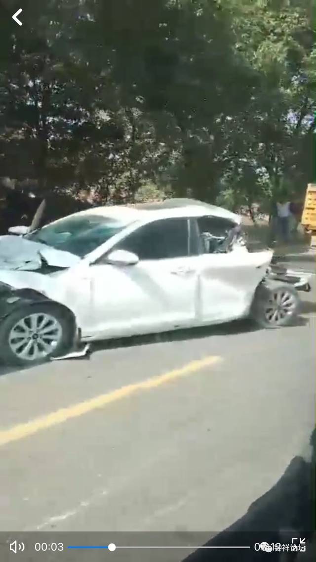 胡集到钟祥路上发生连环车祸,两大车和一小车相撞
