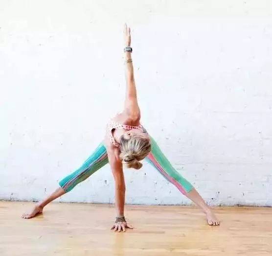 全智贤出道22年前后对比:每天坚持2组瑜伽,气