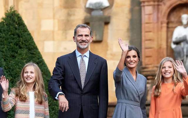 14岁西班牙美公主回封地,穿彩色秋装好惊艳,裸