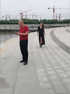 原创搞笑gif趣图 我只想知道,它是怎么做到胖身不胖脸的?
