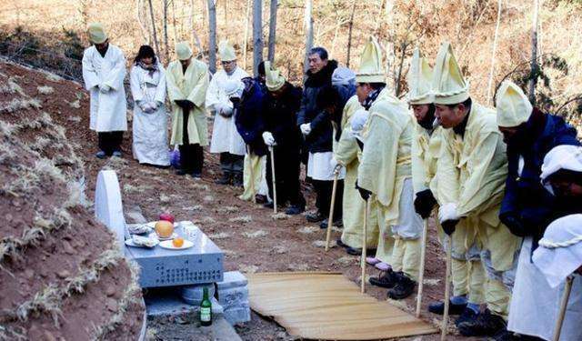农村丧葬习俗:二十四拜,表示对死者的哀思和尊重