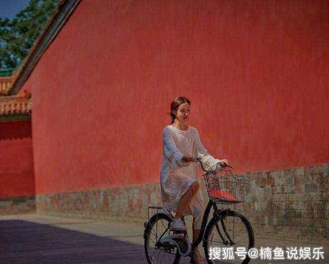 袁泉江一燕富察皇后穿越故宫玩街拍,高贵妃邓