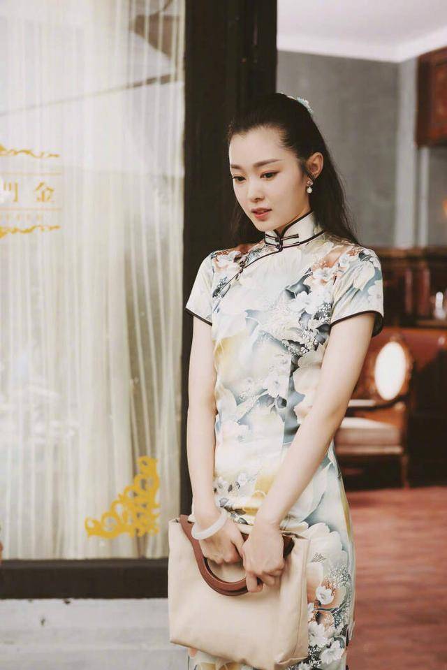李沁旗袍造型被怼:当代女星旗袍大赏,原来不是每个女星都可以穿