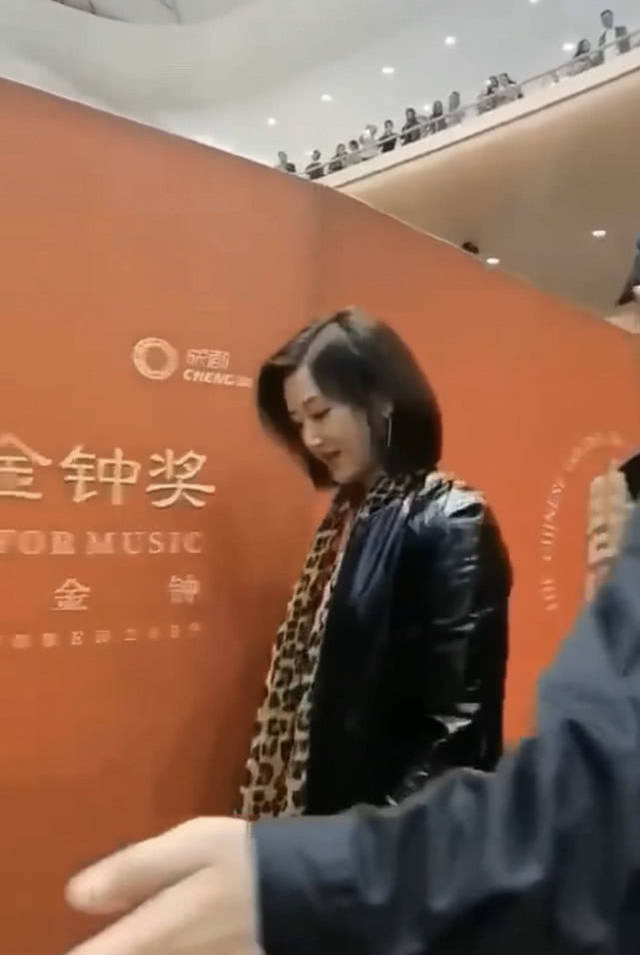 原创53岁宋祖英亮相金钟奖,身材苗条皮肤白皙细腻,身穿皮衣很时尚