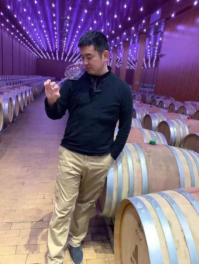 贺兰神董事长陈德启先生与粉丝合影