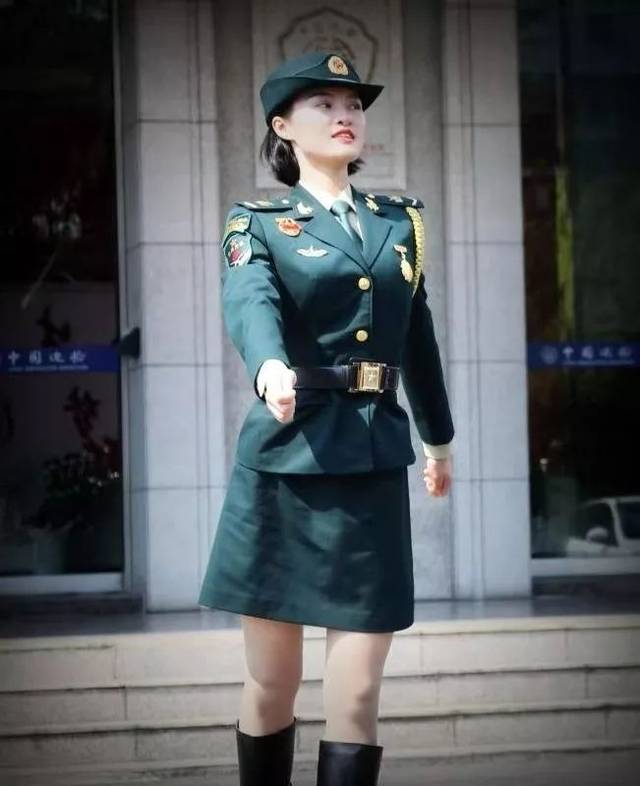 分享会结束,侯安平又变身"麻辣女教官",来到训练场,和民警们一起交流