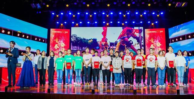 比赛在全场合唱《歌唱祖国》的嘹亮歌声中圆满落幕,各位嘉宾与参赛