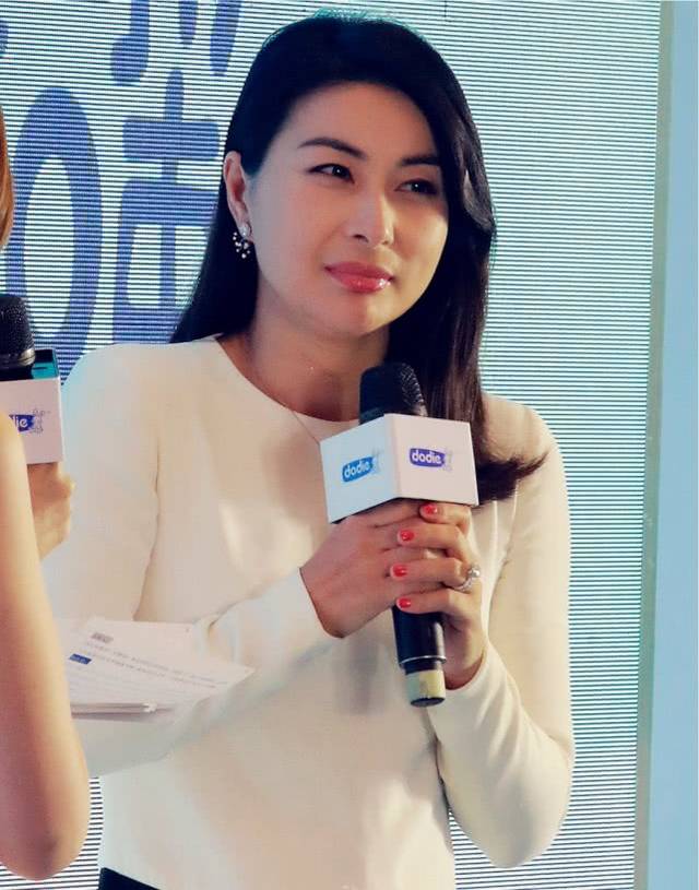 郭晶晶受霍家宠爱出席活动保镖护驾,主办方派