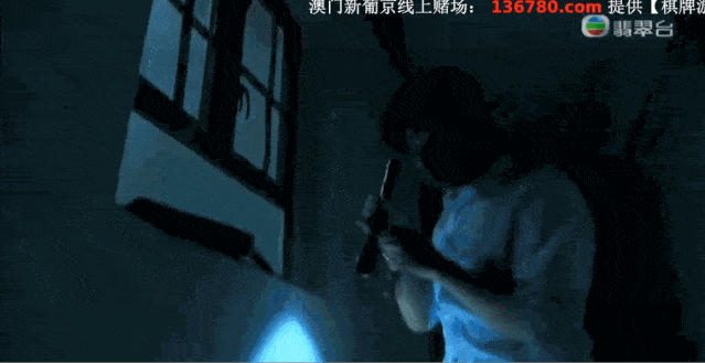 无声,走廊尽头却有一个女人的身影走过.