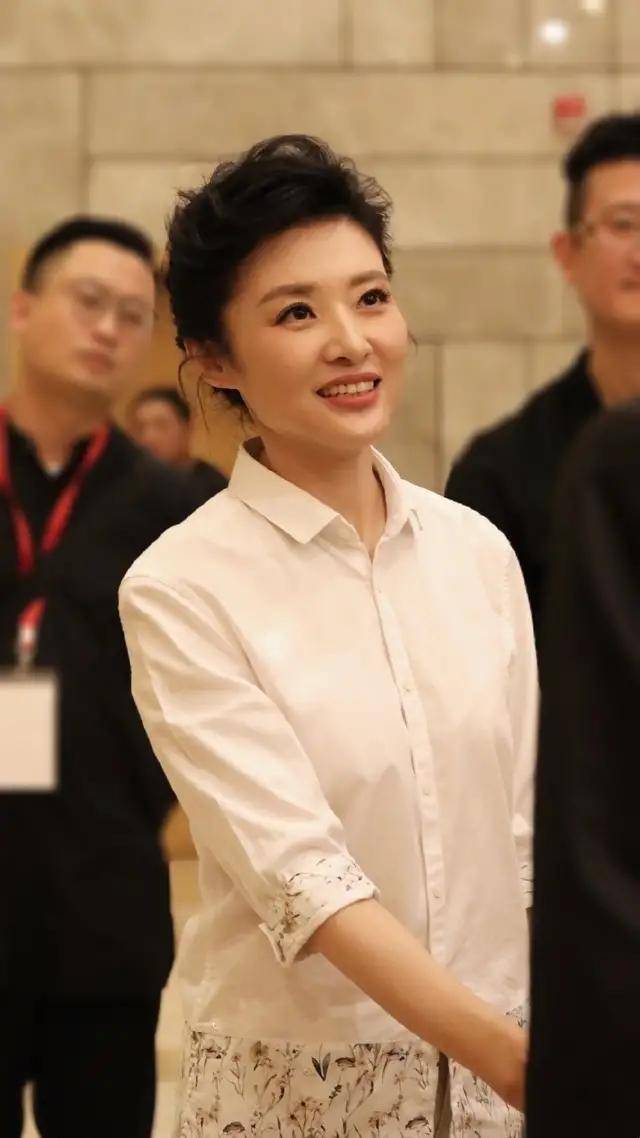 央视一姐周涛转行演话剧,衬衣黑裙51岁太优雅,原来还是宝藏女孩