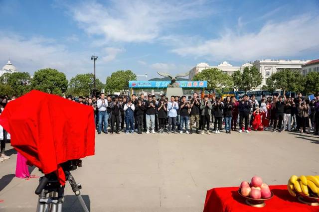 出品人:杨明,制片人:张维,童皓威以及剧组全体工作人员出席开机仪式