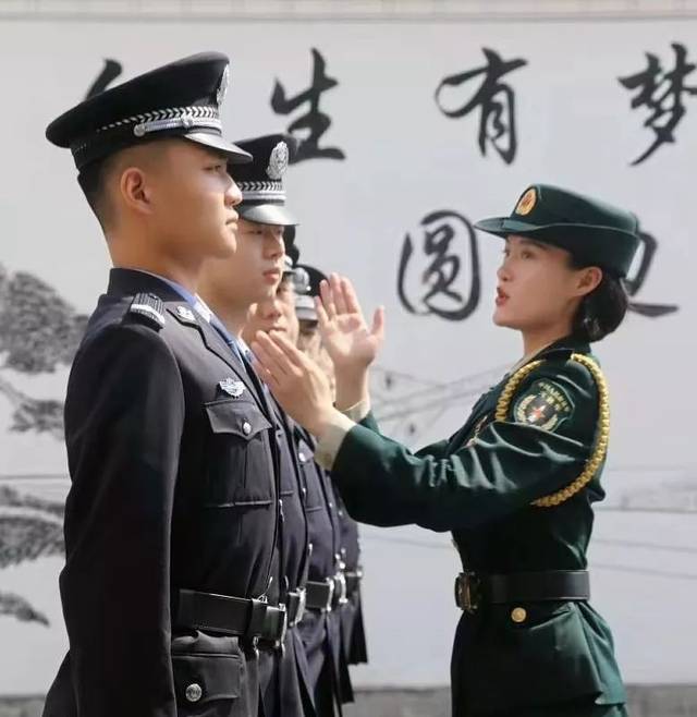 分享会结束,侯安平又变身"麻辣女教官",来到训练场,和民警们一起交流