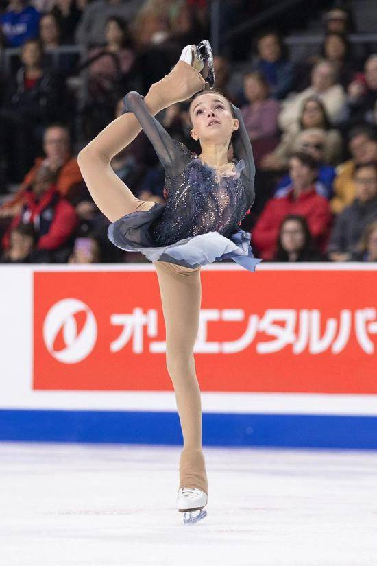 花样滑冰美少女旋转中换裙子 颜值逆天难度媲美男子 北京奥运看她了