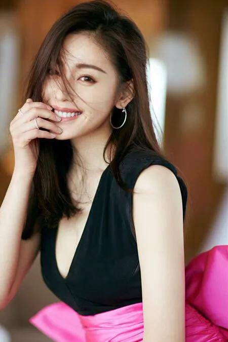 颜值美女张天爱完美现身与主持人同台身材太好了