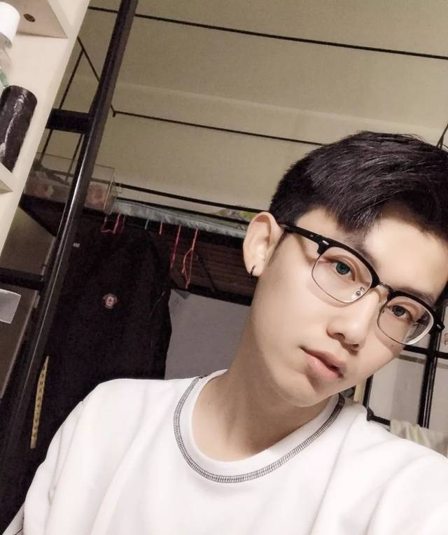 课余时间喜欢唱歌,喜欢rap,弹弹钢琴,也非常喜欢踢足球 向往的生活:你