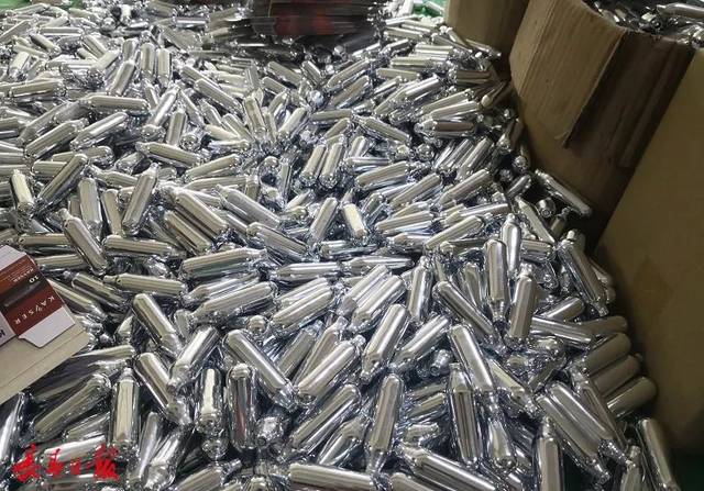 "笑气"案破 冷汗一身:17万瓶全流出得害多少人致瘾