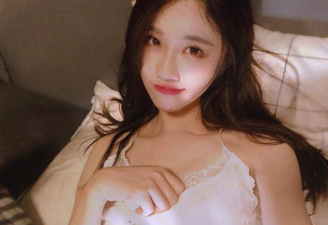 他是虎牙户外一哥,2年买1500万豪车,粉丝:搬砖