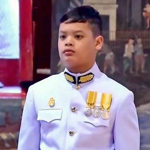 泰国新贵妃入宫86天就被废，儿子永世不得回国:一般人在泰国王室活不过第一集